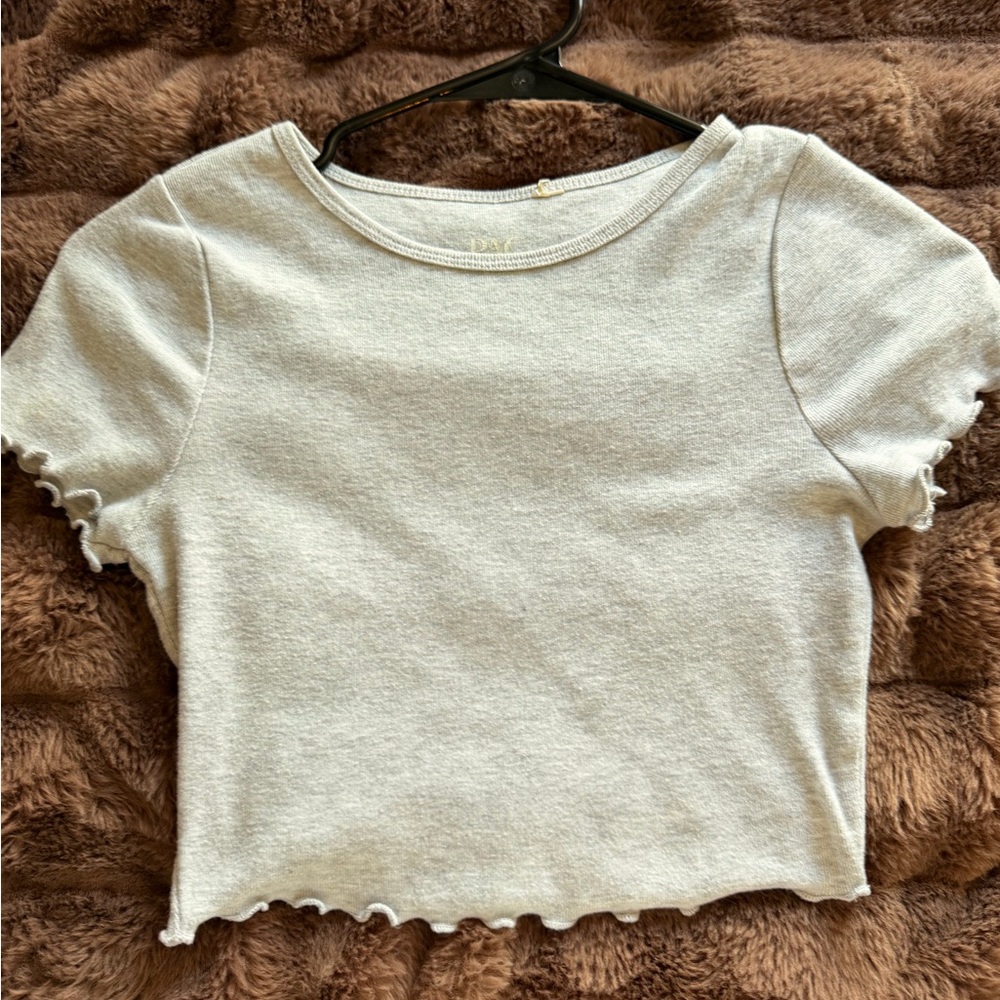 Ribbed Lettuce-Hem Crop Top in Light Gray